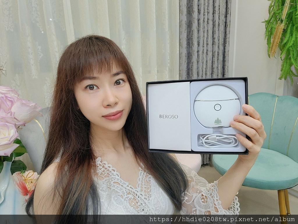 依諜推薦緊緻美顏V臉溫感震動按摩儀，保養事半功倍。