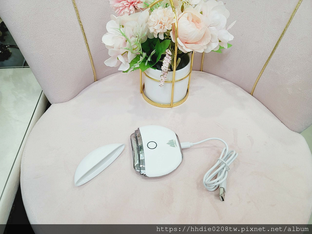 依諜推薦緊緻美顏V臉溫感震動按摩儀，保養事半功倍。