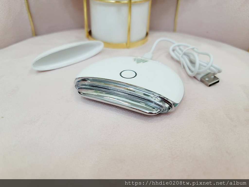 依諜推薦緊緻美顏V臉溫感震動按摩儀，保養事半功倍。