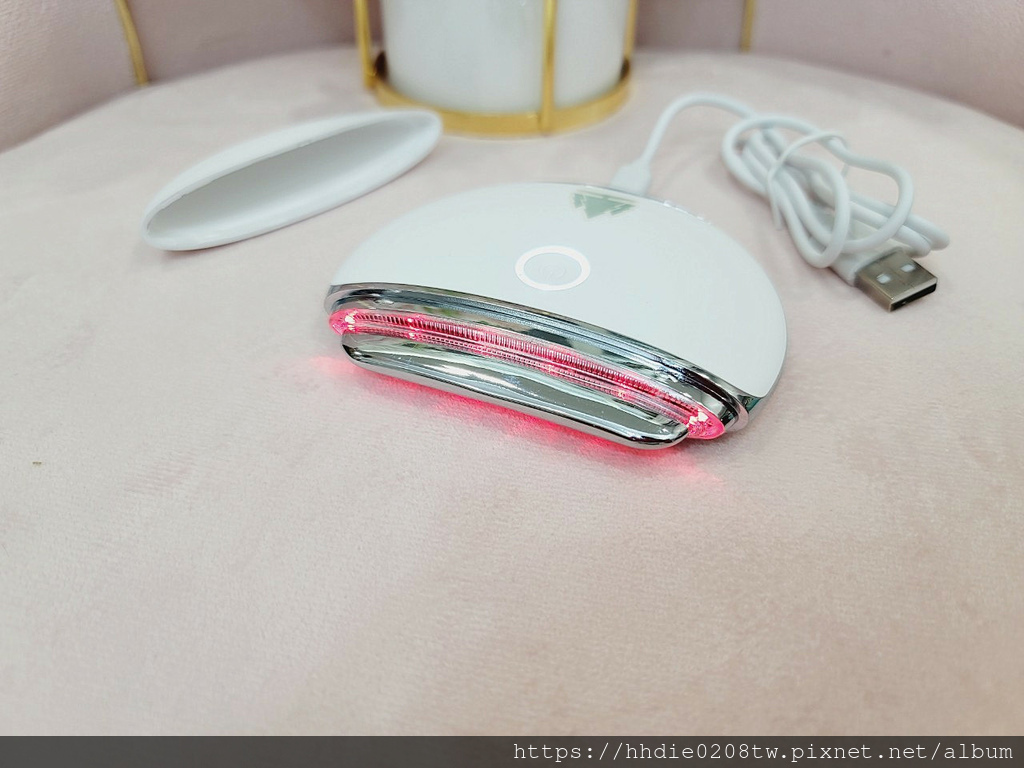 依諜推薦緊緻美顏V臉溫感震動按摩儀，保養事半功倍。