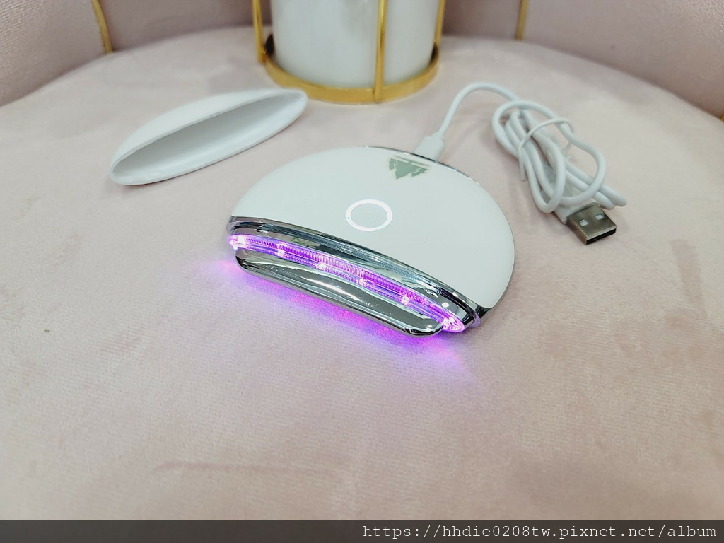 依諜推薦緊緻美顏V臉溫感震動按摩儀，保養事半功倍。