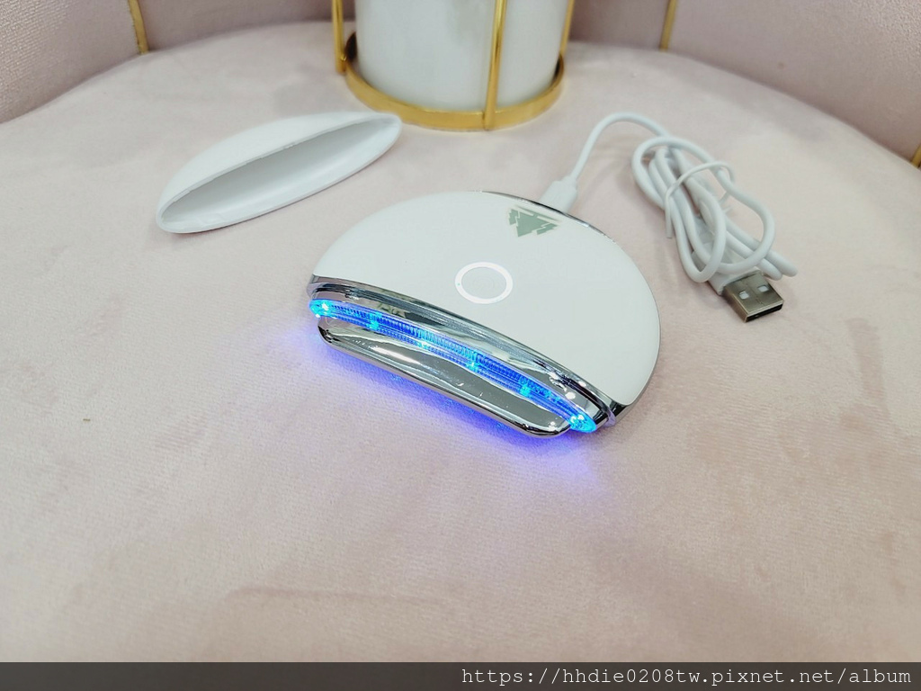 依諜推薦緊緻美顏V臉溫感震動按摩儀，保養事半功倍。