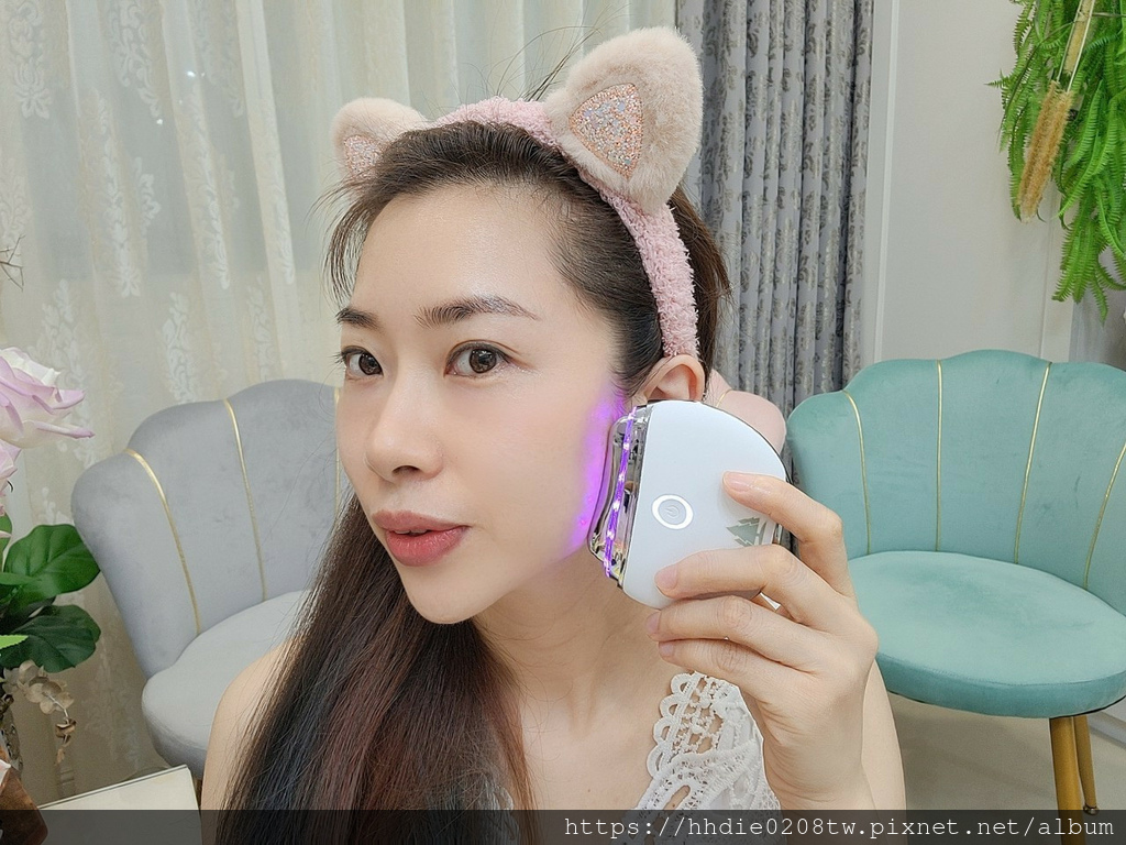 依諜推薦緊緻美顏V臉溫感震動按摩儀，保養事半功倍。