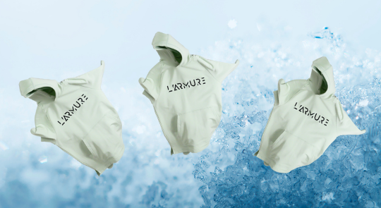 三件涼感衣漂浮在冰涼的冰塊上