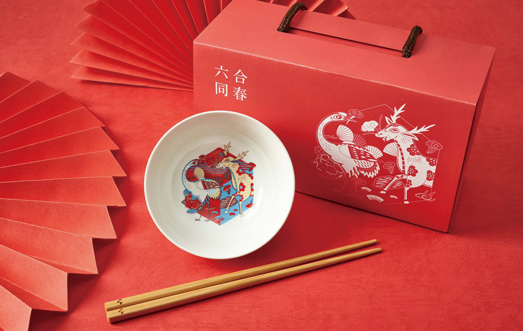 誠品生活eslite spectrum滿額贈禮，六合同春湯筷組。