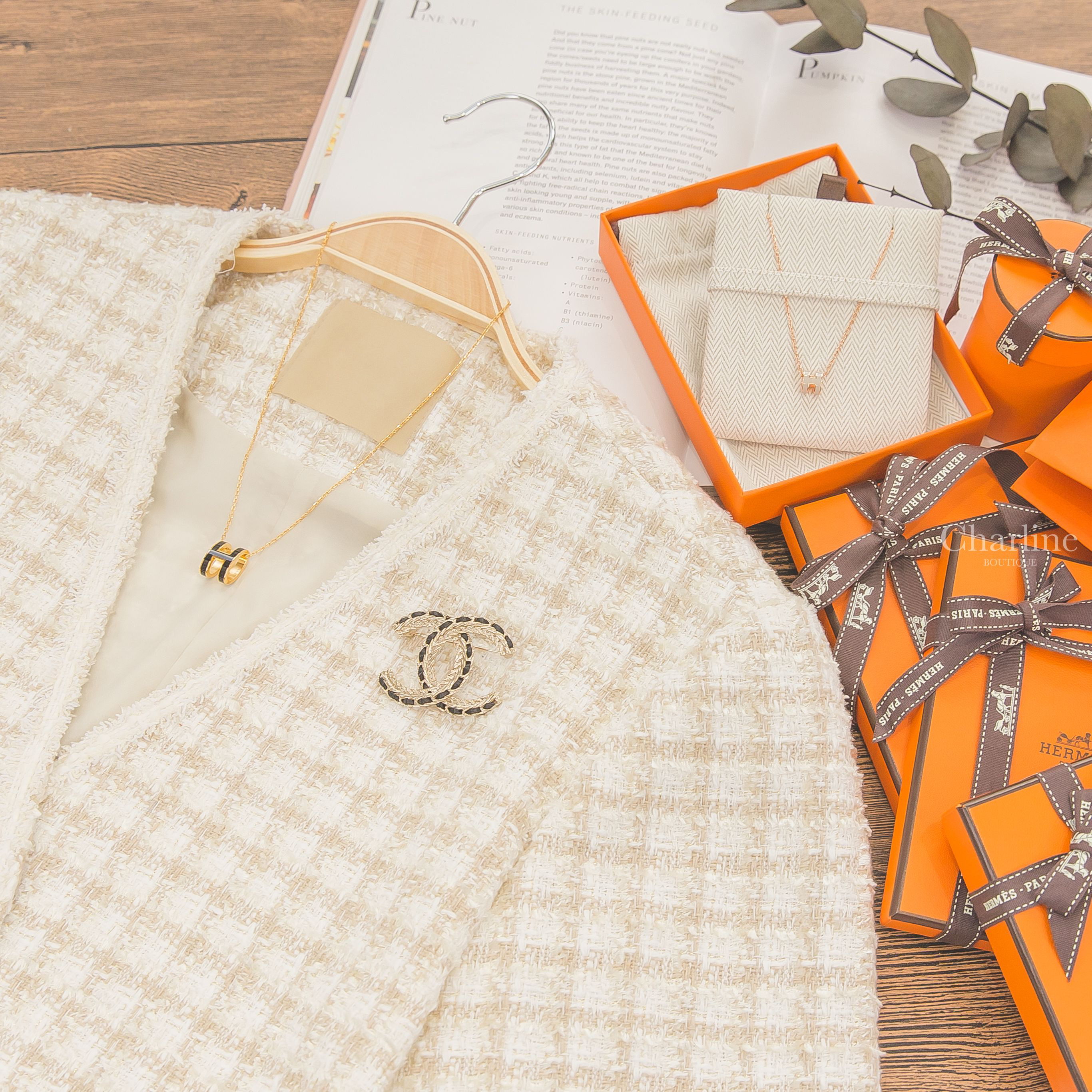 Hermès Pop H Necklace 黑色珐瑯鍍金項鍊,Hermès Mini Pop H Pendant 栗子灰迷你珐瑯鍍玫瑰金項鍊,Chanel Brooch 黑色皮穿鍊金色編織CC胸針-Charline Boutique 精品代購