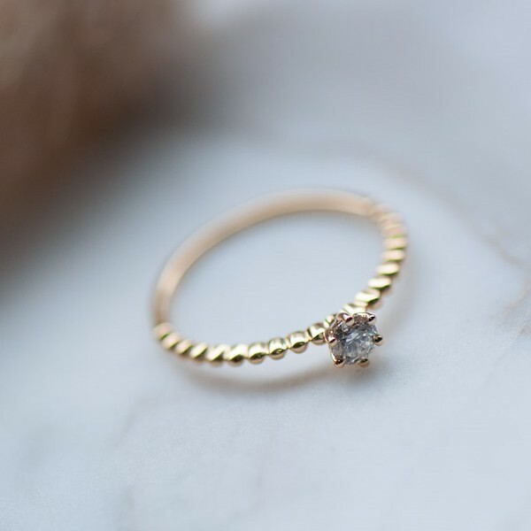 18K Vintage Mini 0.10ct diamond ring