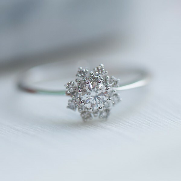 18K Grand Snowflake Diamond Ring