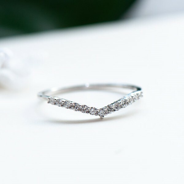 18K Le V Diamond Ring