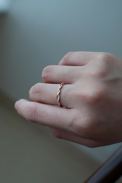 18K Twisting Diamond Ring