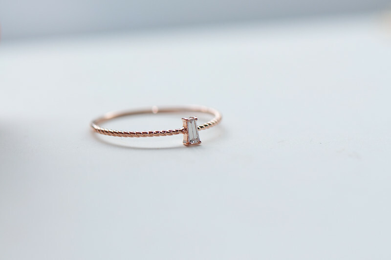 18K little Tapper diamond ring