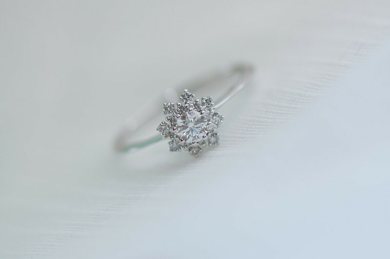 18K Grand Snowflake Diamond Ring