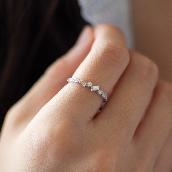18K Irregolare Baguette Diamond Ring