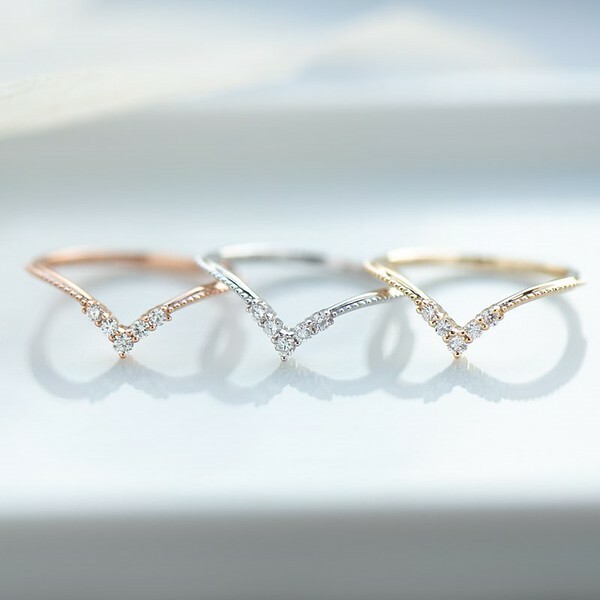 18K Forma V Diamond Ring