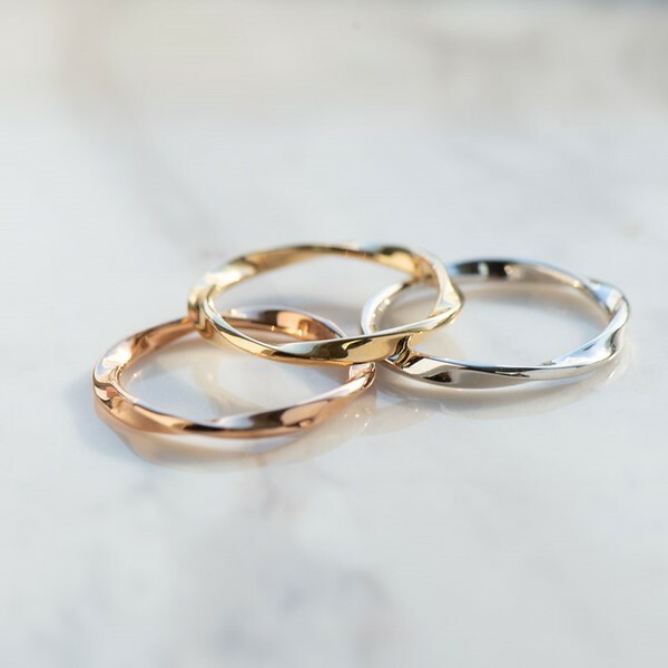 18K Plain Gold Twisting Ring