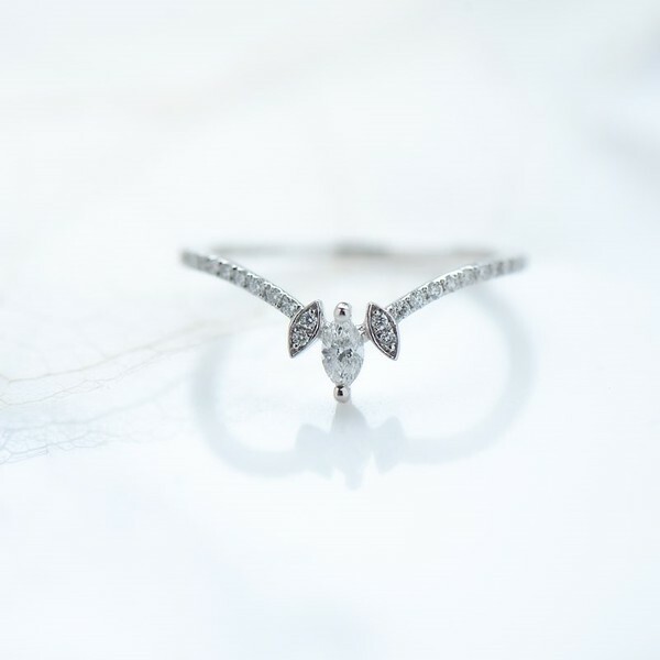 18K MQ Hoja Diamond Ring