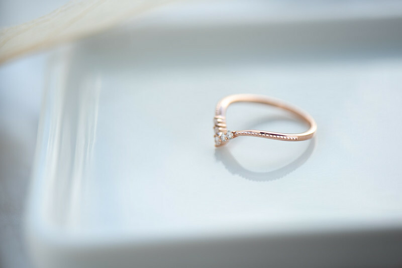 18K Forma V Diamond Ring