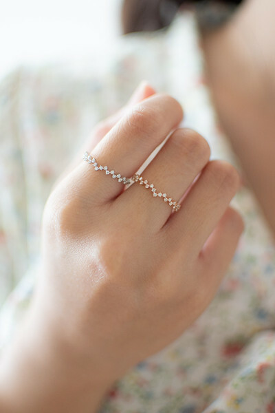 18K Stella V Diamond Ring