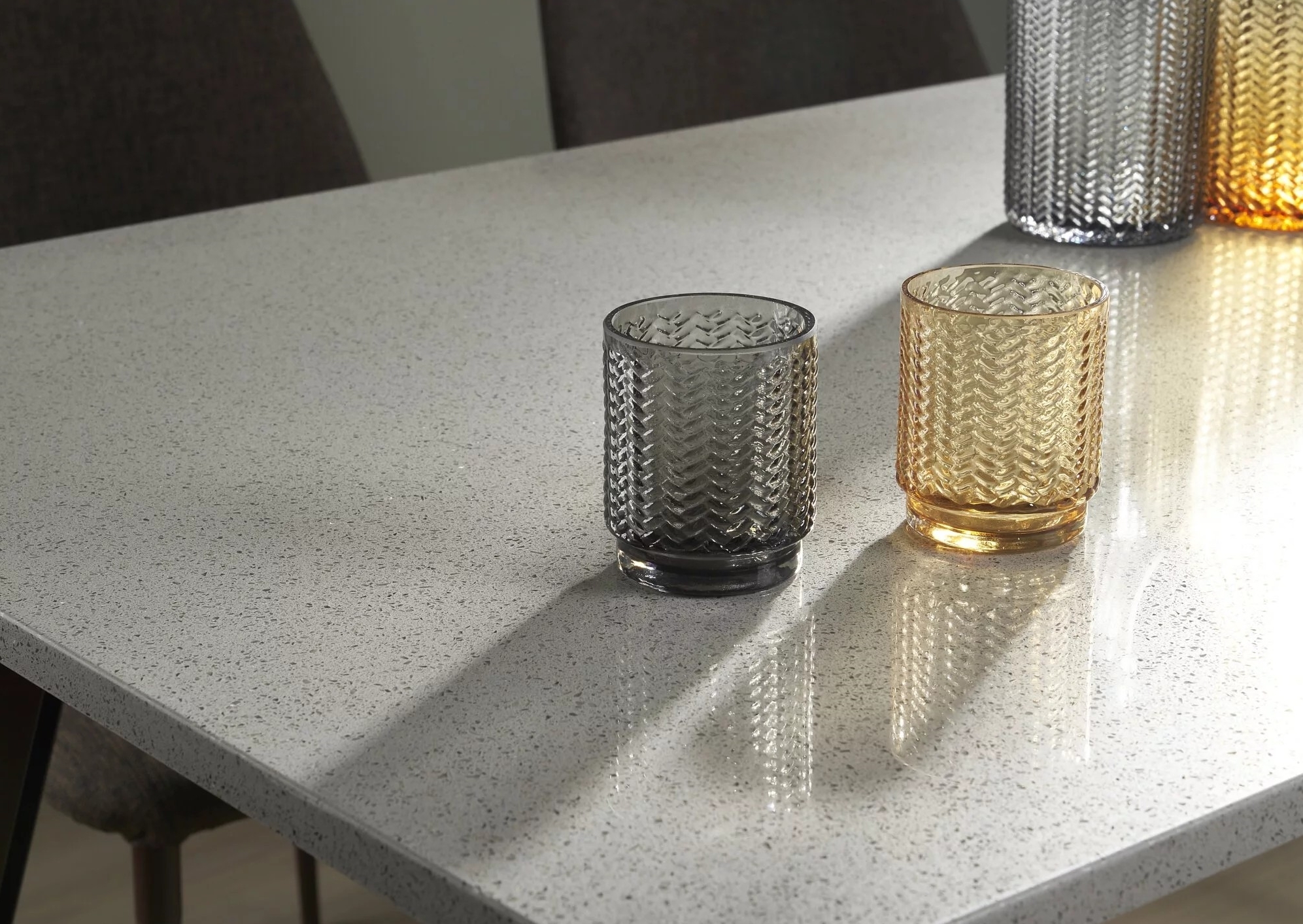 灰色石英石餐桌