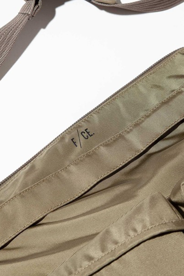 F/CE.®️ - 630 SKATEBOARD 大容量滑板單肩包 (卡其)