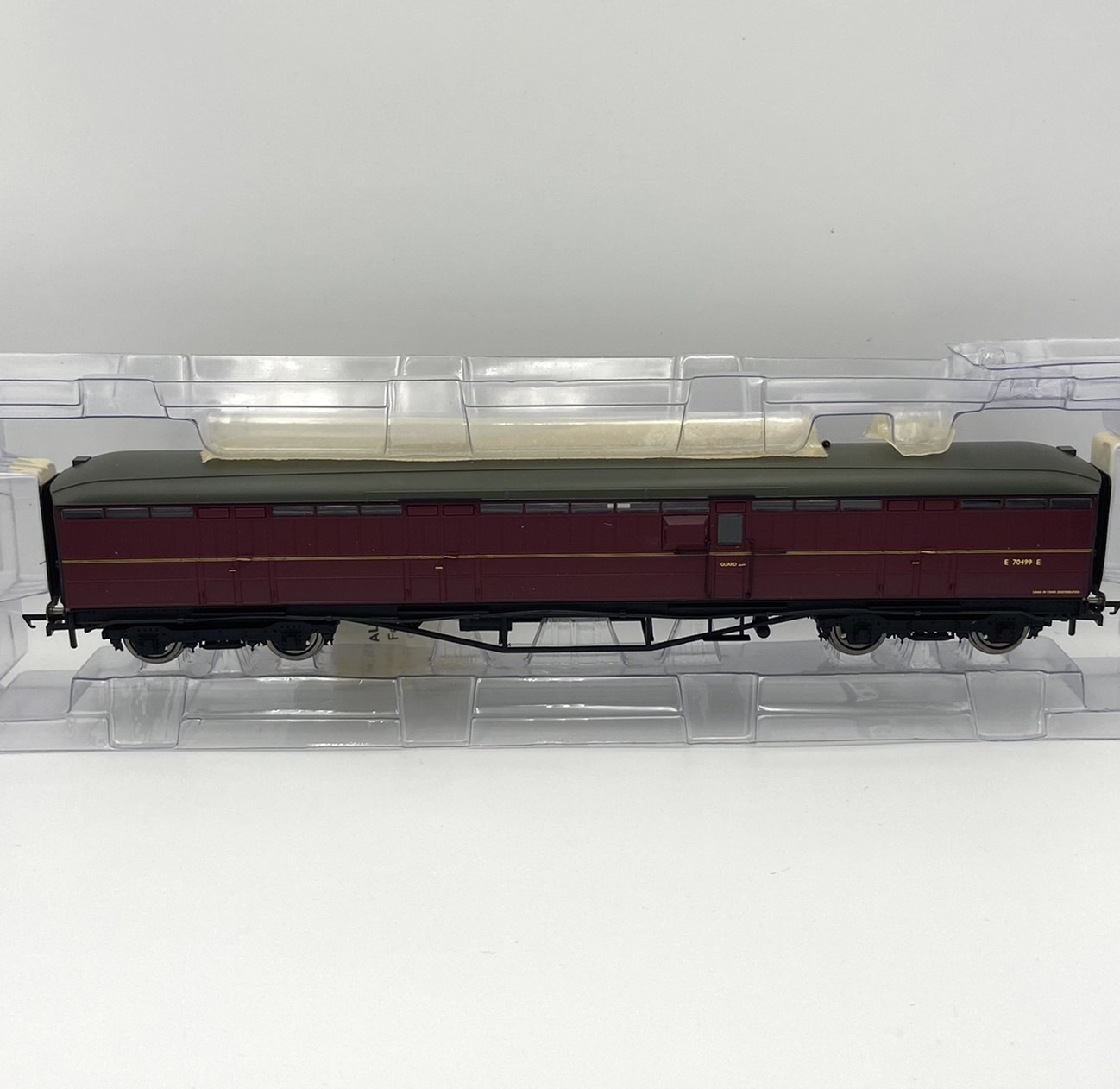 Hornby R4531A HO scale BR Ex LNER Full Brake E 70499 E