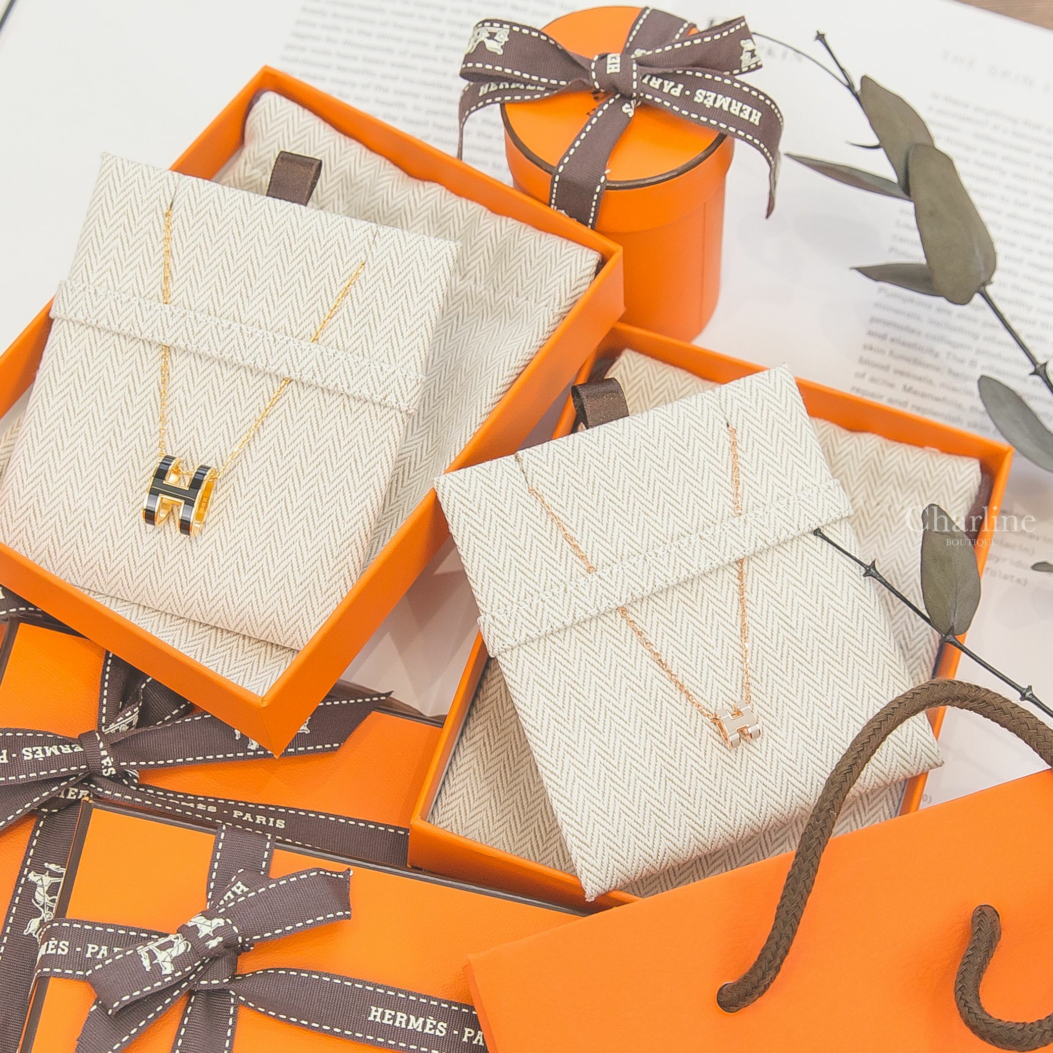 Hermès Pendentif Pop H Necklace 黑色珐瑯鍍金簍空橢圓項鍊,Hermès Mini Pop H Pendant 栗子灰迷你珐瑯鍍玫瑰金簍空橢圓項鍊-Charline Boutique 精品代購
