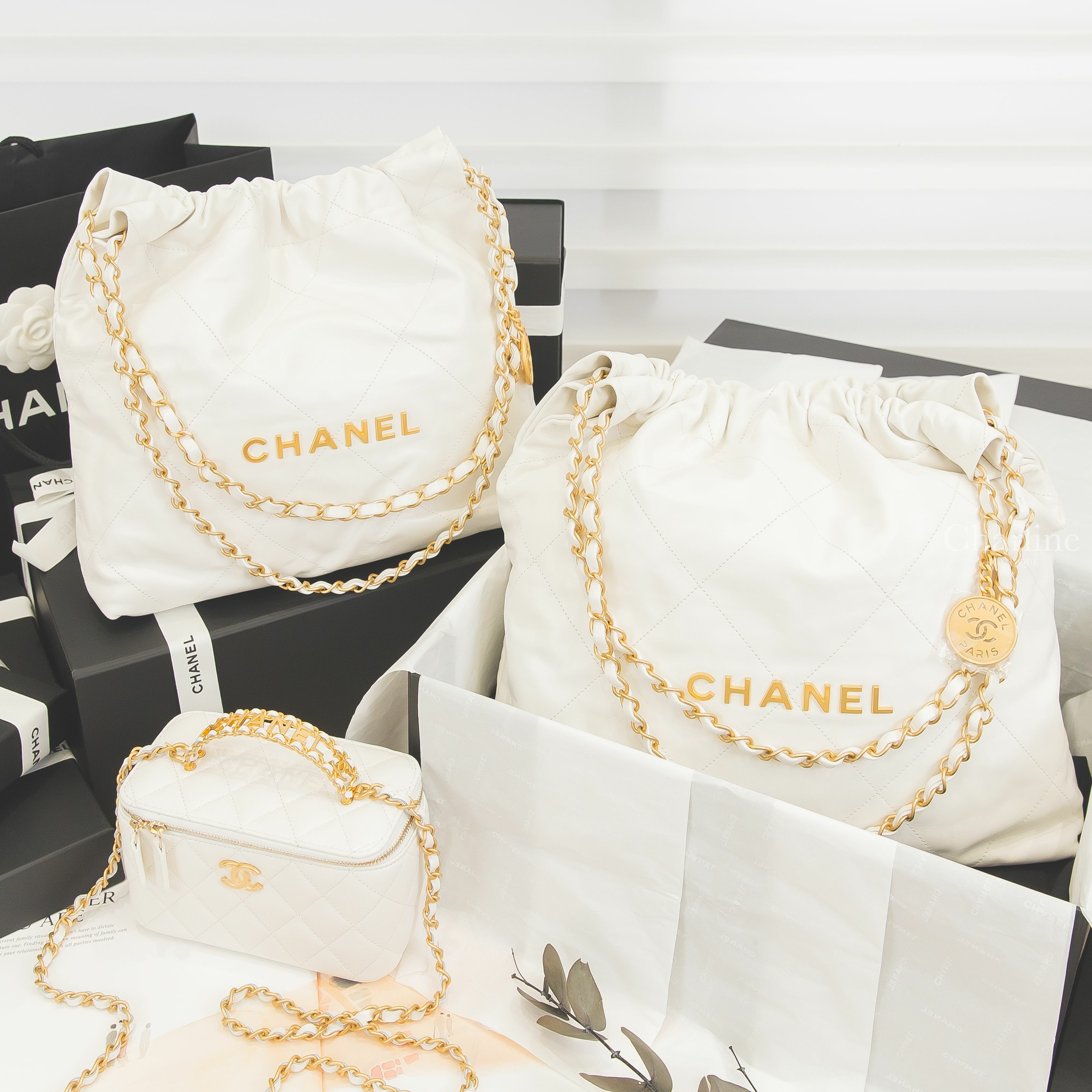 Chanel 22 白色金字徽章鍊帶小型牛皮大菱格紋肩背包,Chanel 22 白色金字徽章鍊帶中型牛皮大菱格紋肩背包,Chanel Vanity 白色金CC金鍊簍空字母提把小牛皮菱格紋長方形手提肩背包-Charline Boutique 精品代購