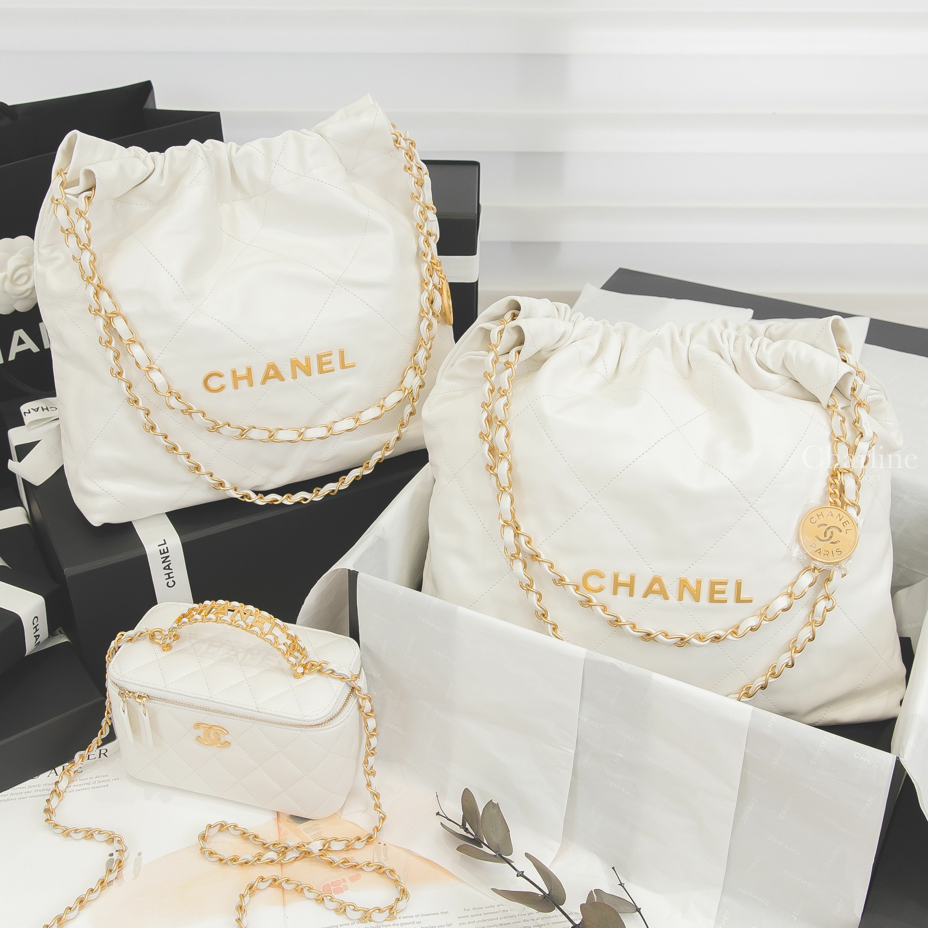 Chanel 22 白色金字徽章鍊帶小型牛皮大菱格紋肩背包,Chanel 22 白色金字徽章鍊帶中型牛皮大菱格紋肩背包,Chanel Vanity 白色金CC金鍊簍空字母提把小牛皮菱格紋長方形手提肩背包-Charline Boutique 精品代購