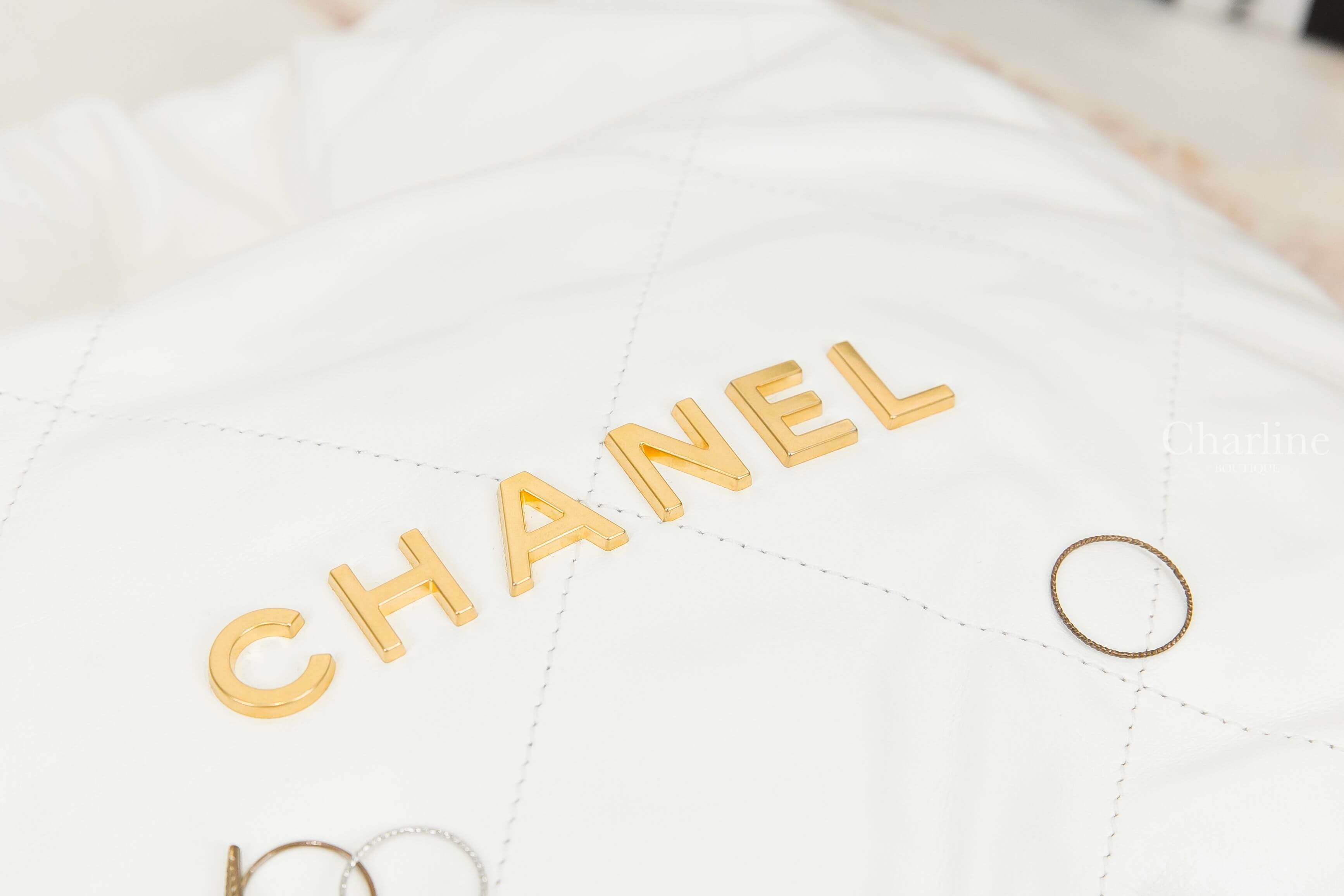 Chanel Chanel 22 Small Handbag 白色金字徽章鍊帶小型小牛皮大菱格紋肩背包