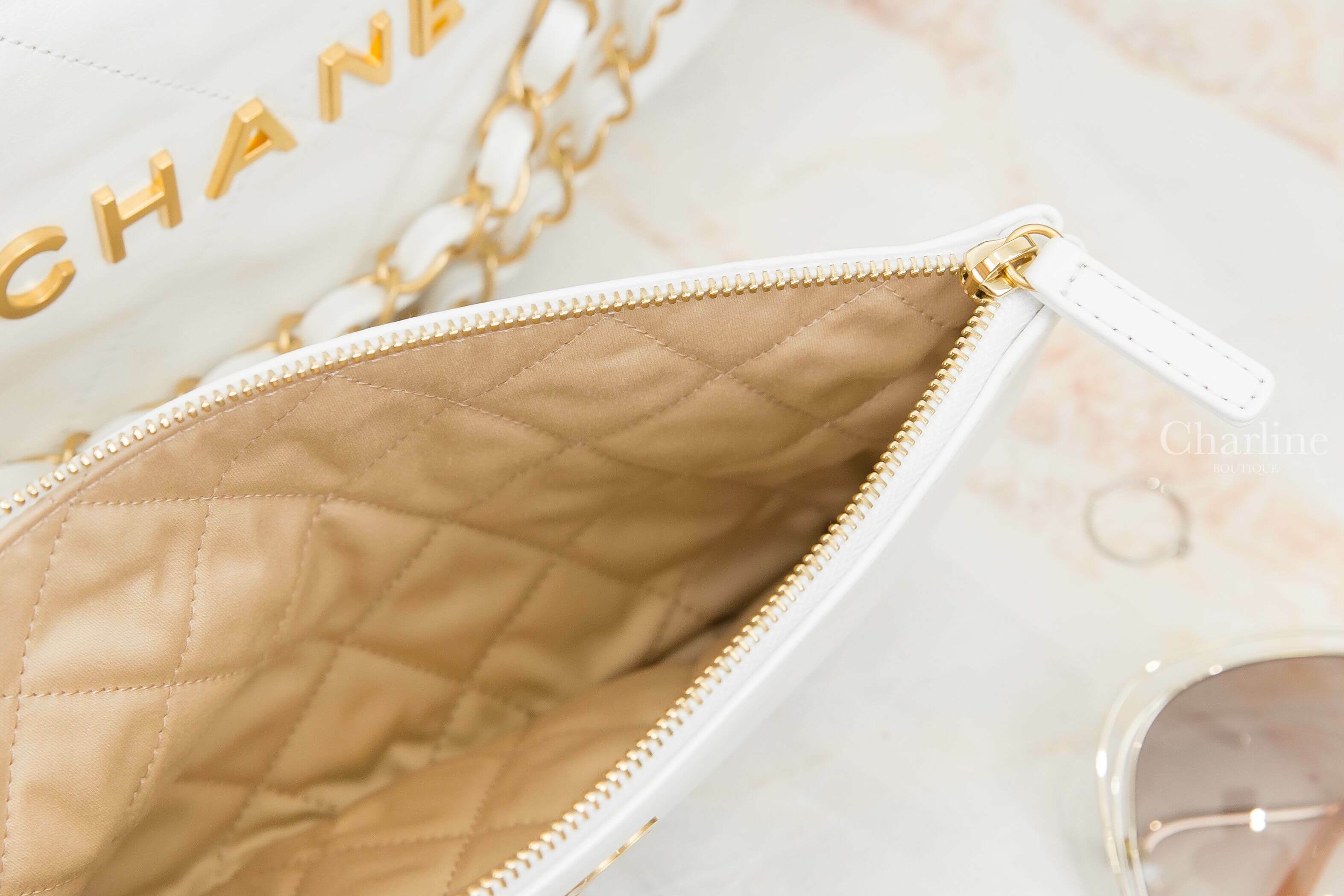 Chanel Chanel 22 Small Handbag 白色金字徽章鍊帶小型牛皮大菱格紋肩背包-Charline Boutique 精品代購