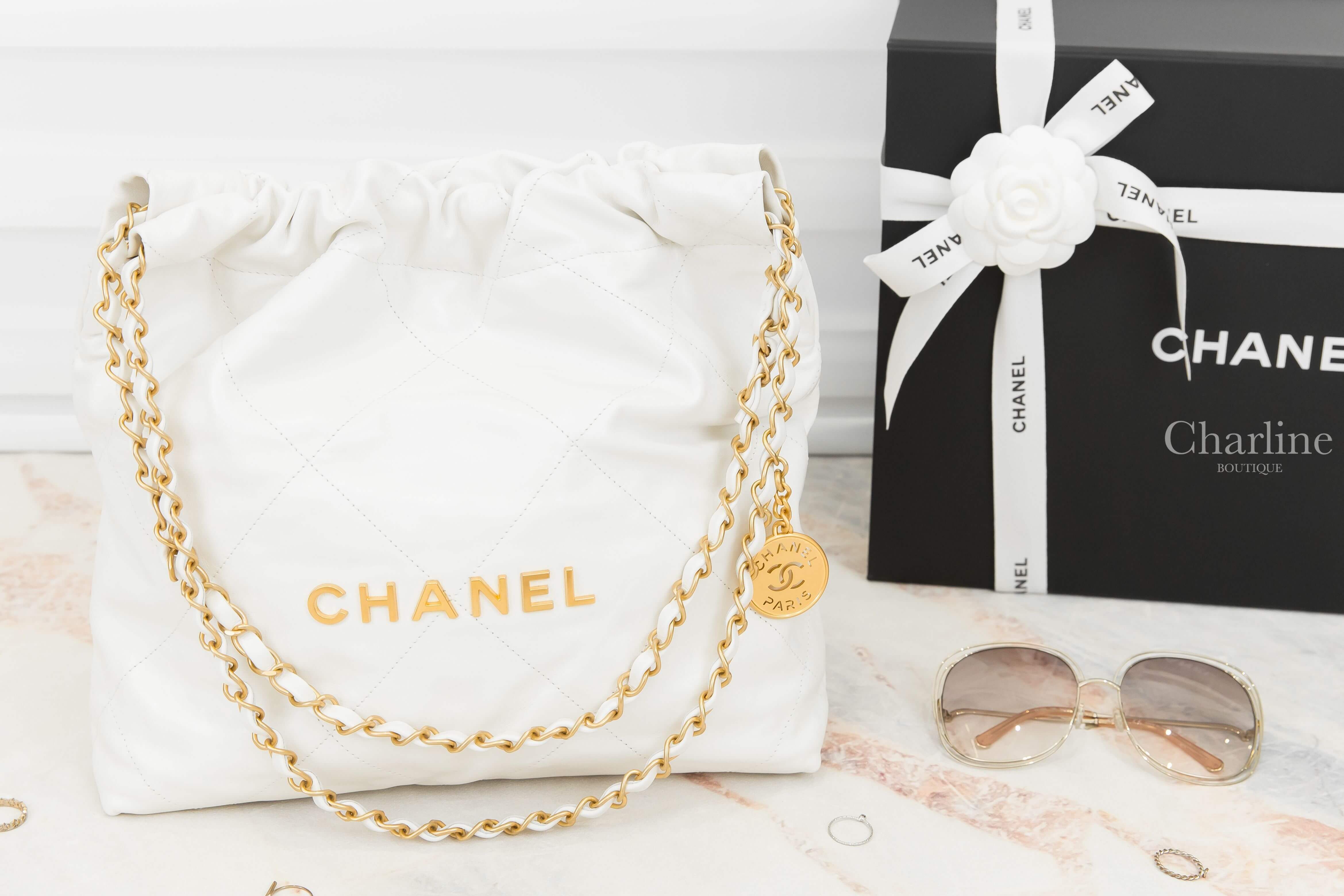 Chanel Chanel 22 Small Handbag 白色金字徽章鍊帶小型牛皮大菱格紋肩背包-Charline Boutique 精品代購