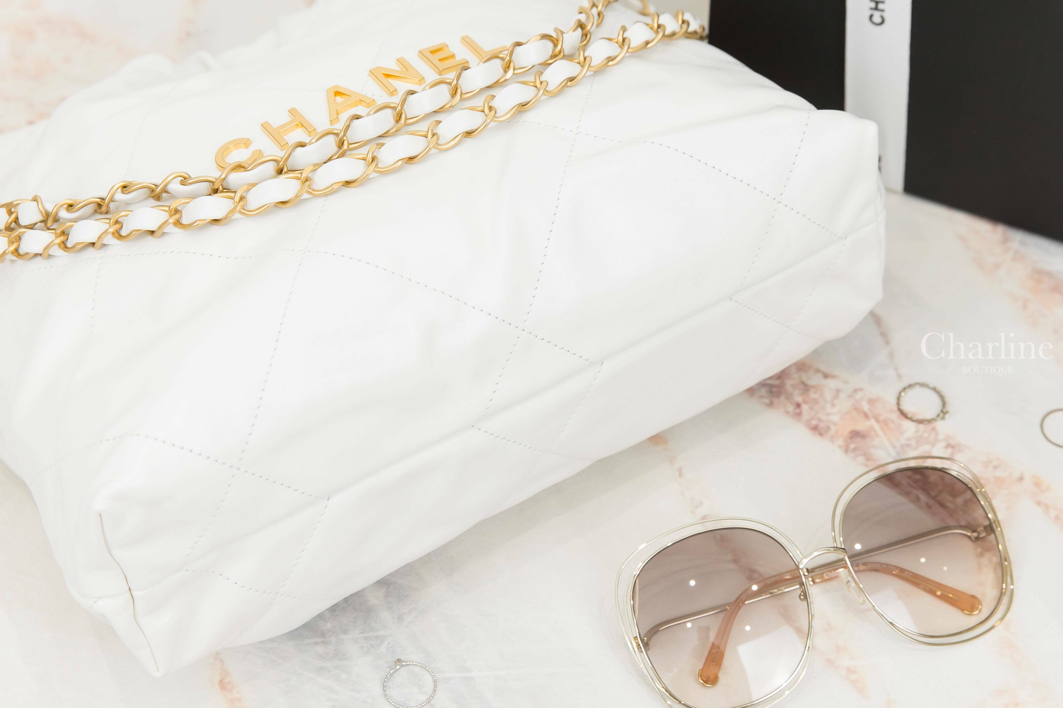 Chanel Chanel 22 Small Handbag 白色金字徽章鍊帶小型牛皮大菱格紋肩背包-Charline Boutique 精品代購