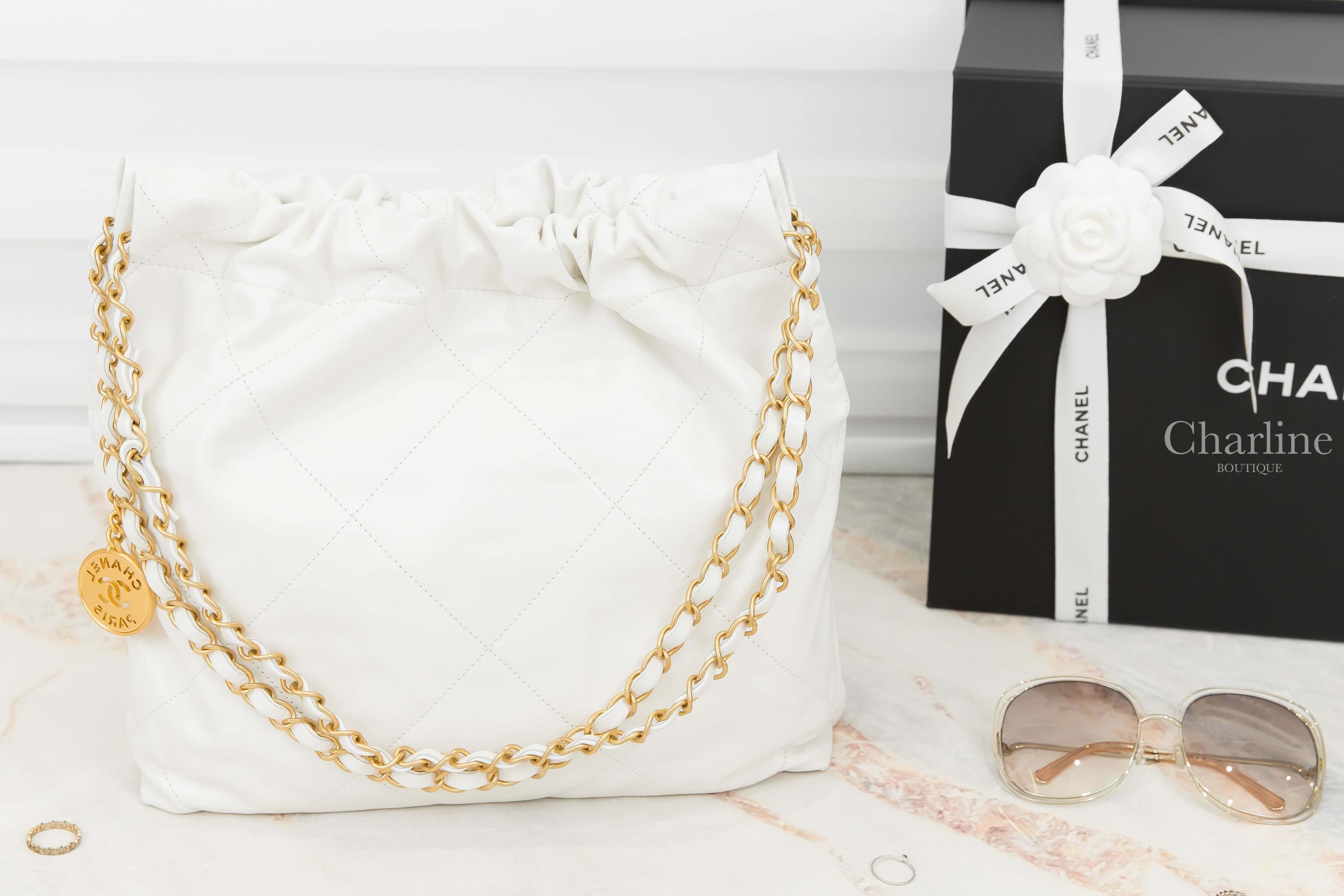 Chanel Chanel 22 Small Handbag 白色金字徽章鍊帶小型牛皮大菱格紋肩背包-Charline Boutique 精品代購