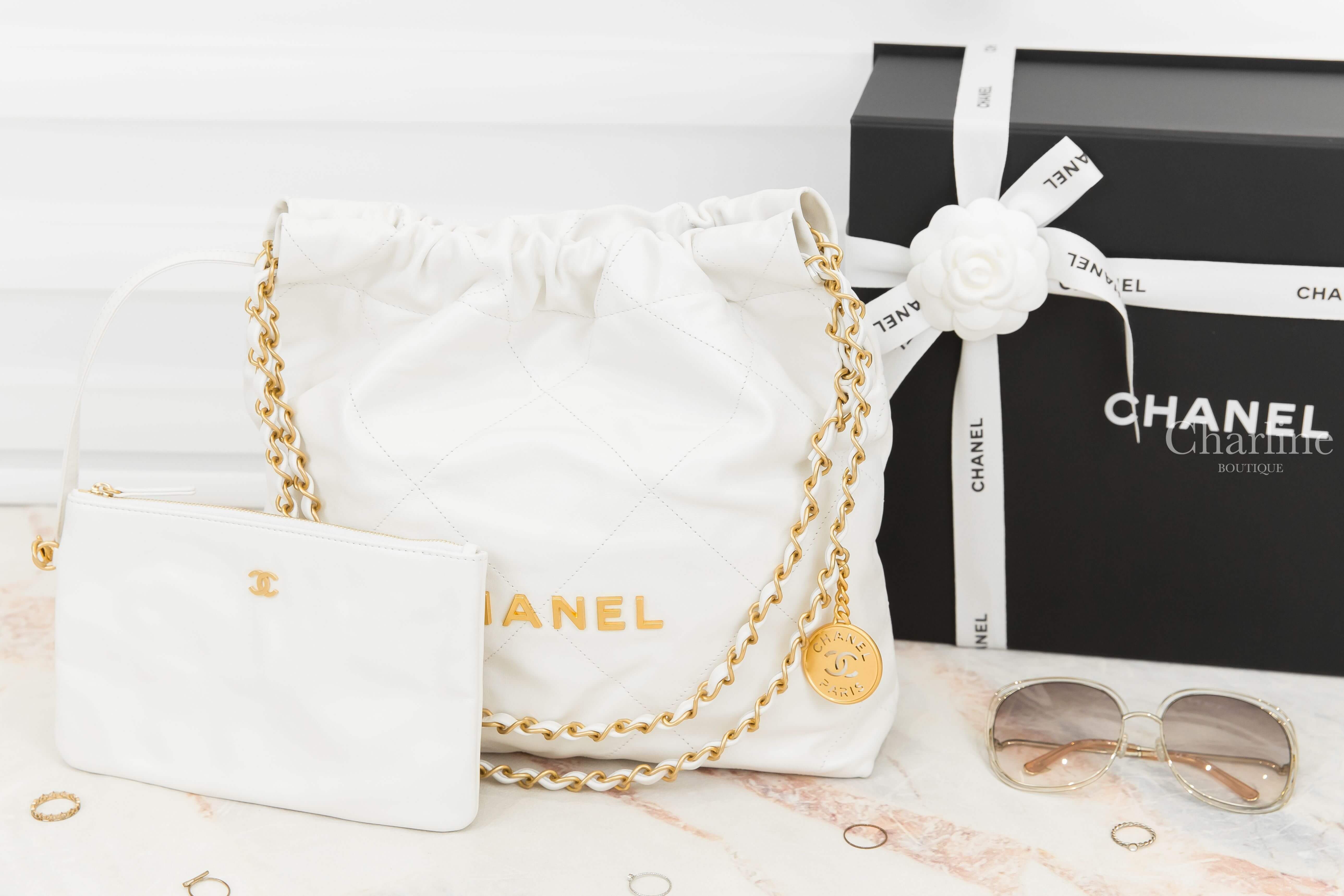 Chanel Chanel 22 Small Handbag 白色金字徽章鍊帶小型牛皮大菱格紋肩背包-Charline Boutique 精品代購