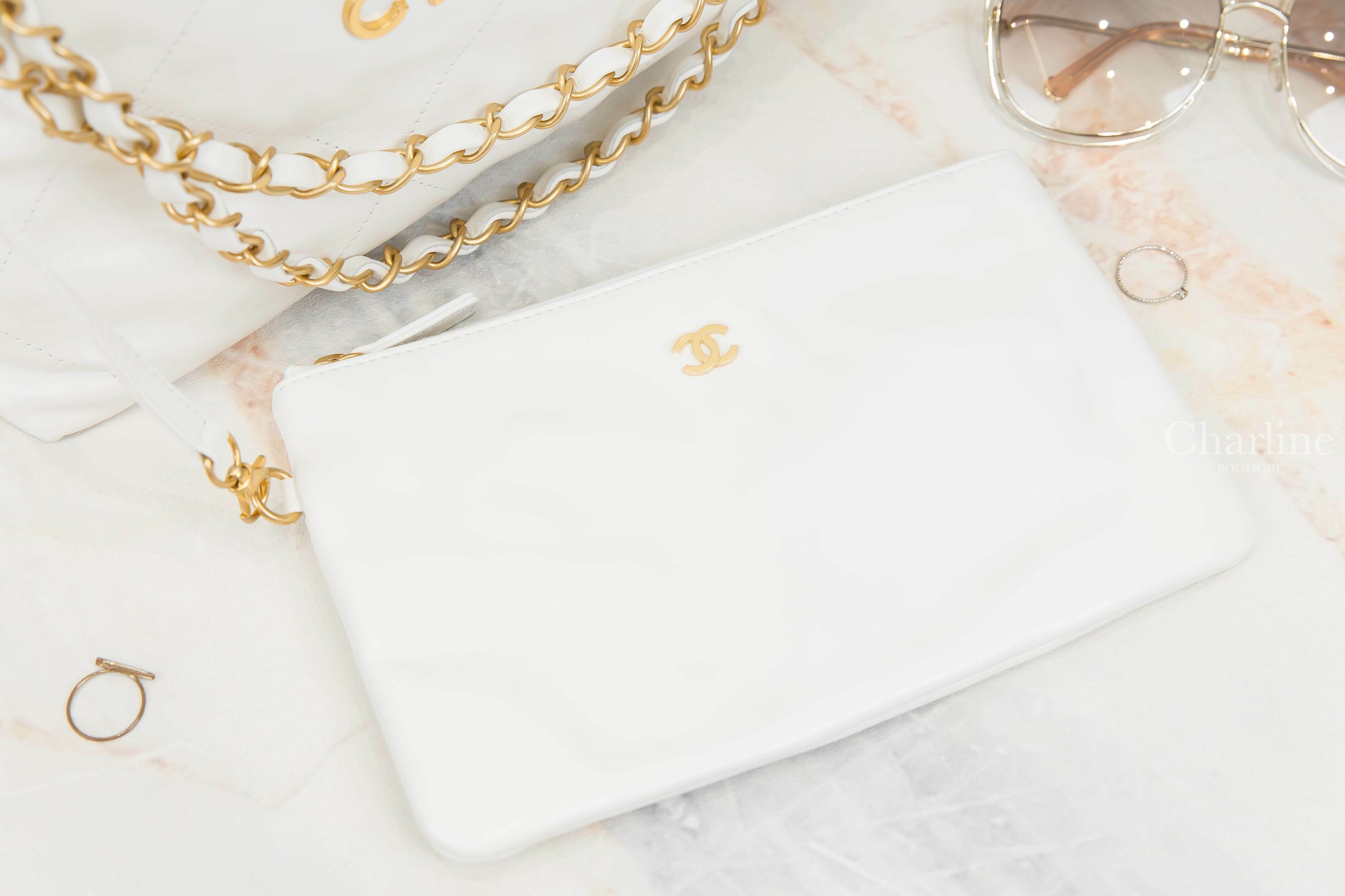 Chanel Chanel 22 Small Handbag 白色金字徽章鍊帶小型牛皮大菱格紋肩背包-Charline Boutique 精品代購