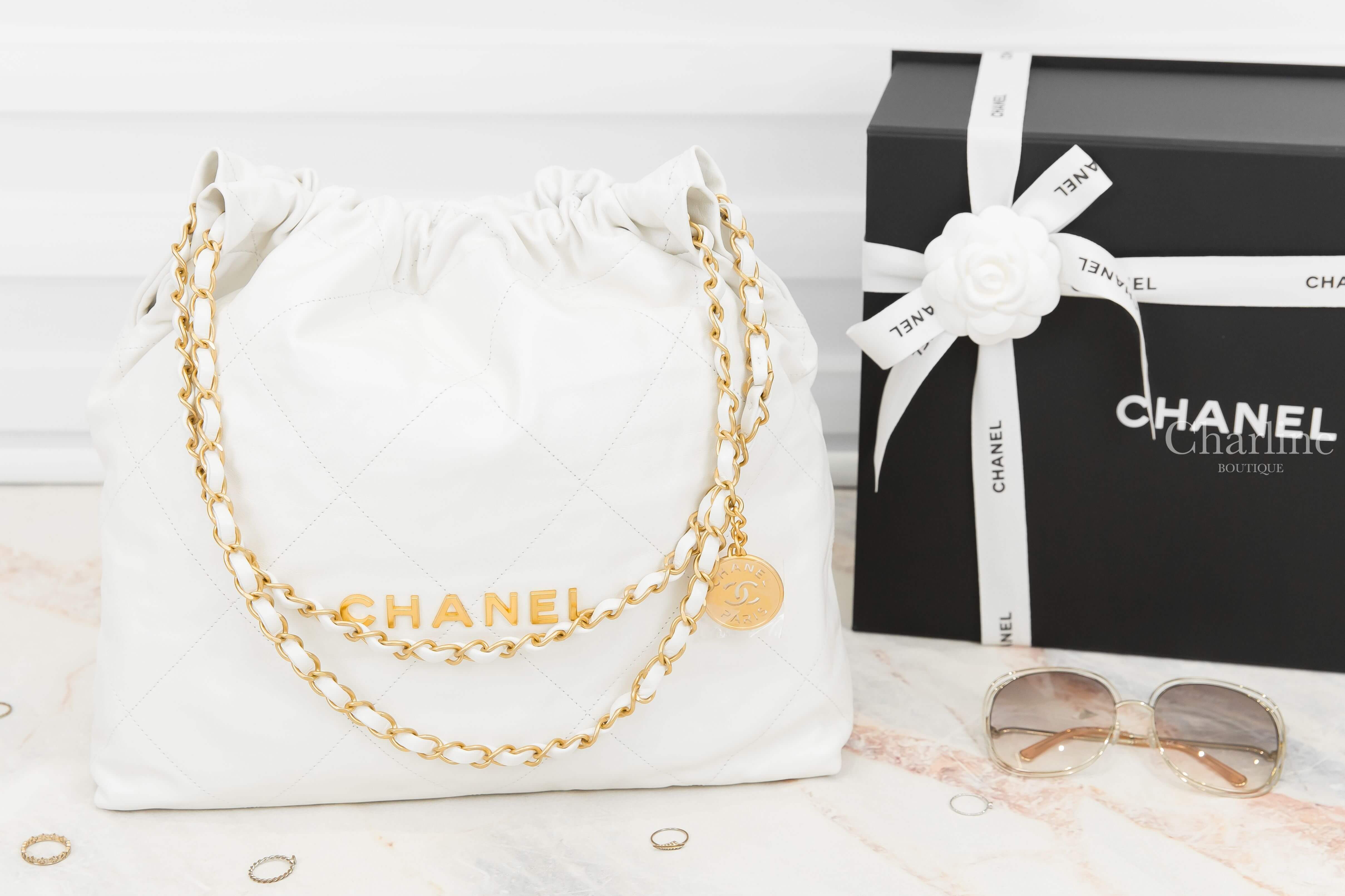 Chanel Chanel 22 Handbag 白色金字徽章鍊帶中型牛皮大菱格紋肩背包-Charline Boutique 精品代購