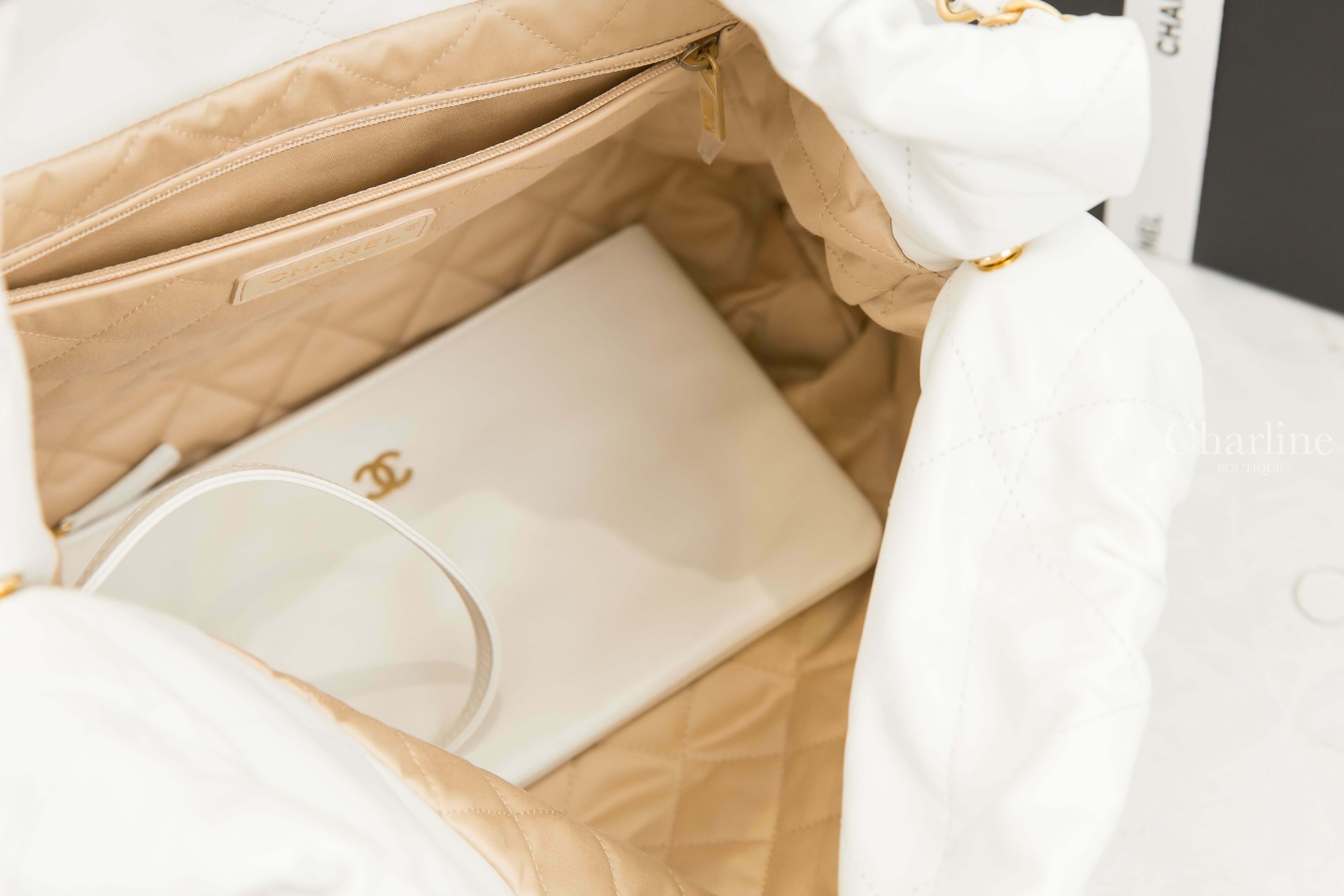 Chanel Chanel 22 Handbag 白色金字徽章鍊帶中型牛皮大菱格紋肩背包-Charline Boutique 精品代購