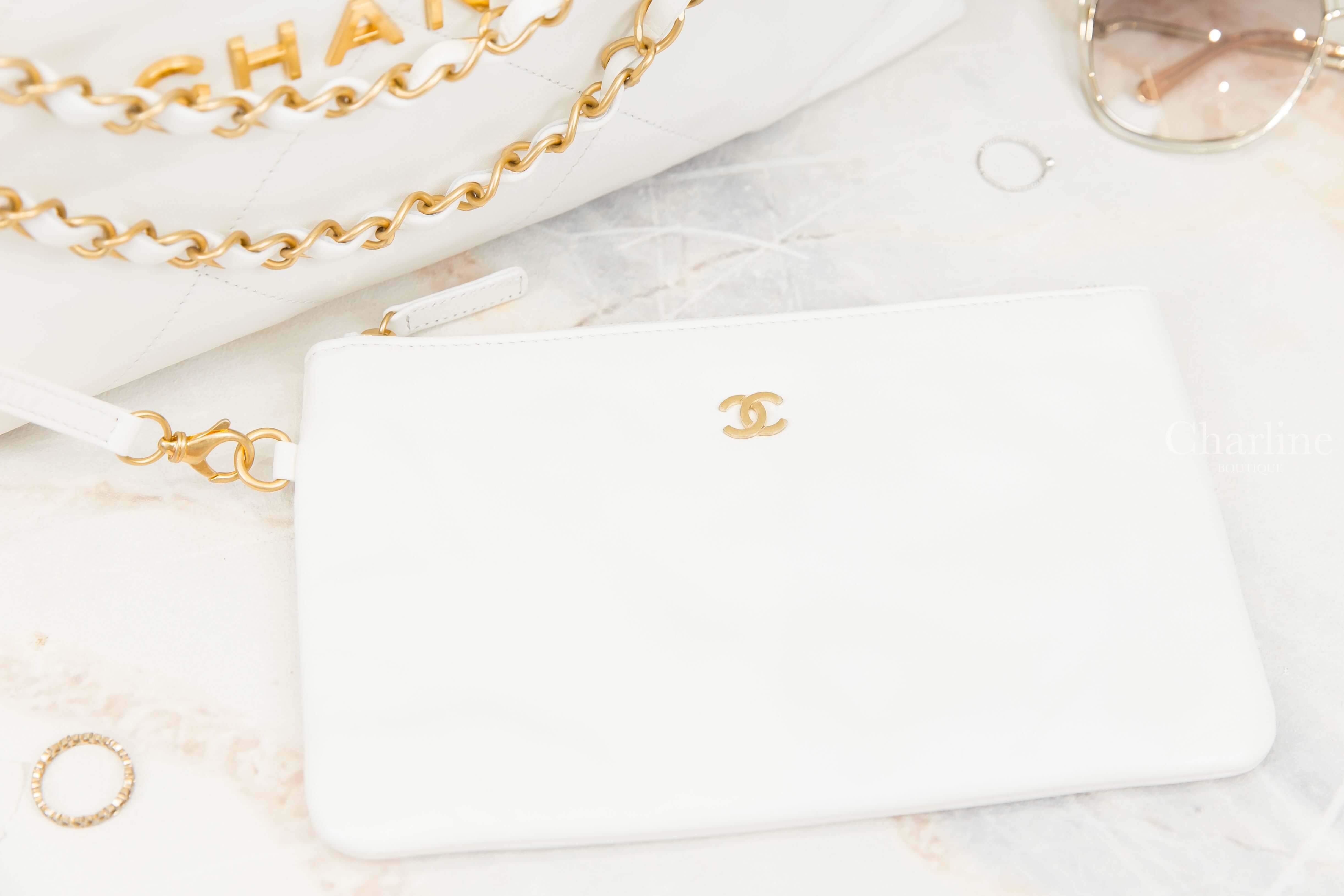 Chanel Chanel 22 Handbag 白色金字徽章鍊帶中型牛皮大菱格紋肩背包-Charline Boutique 精品代購