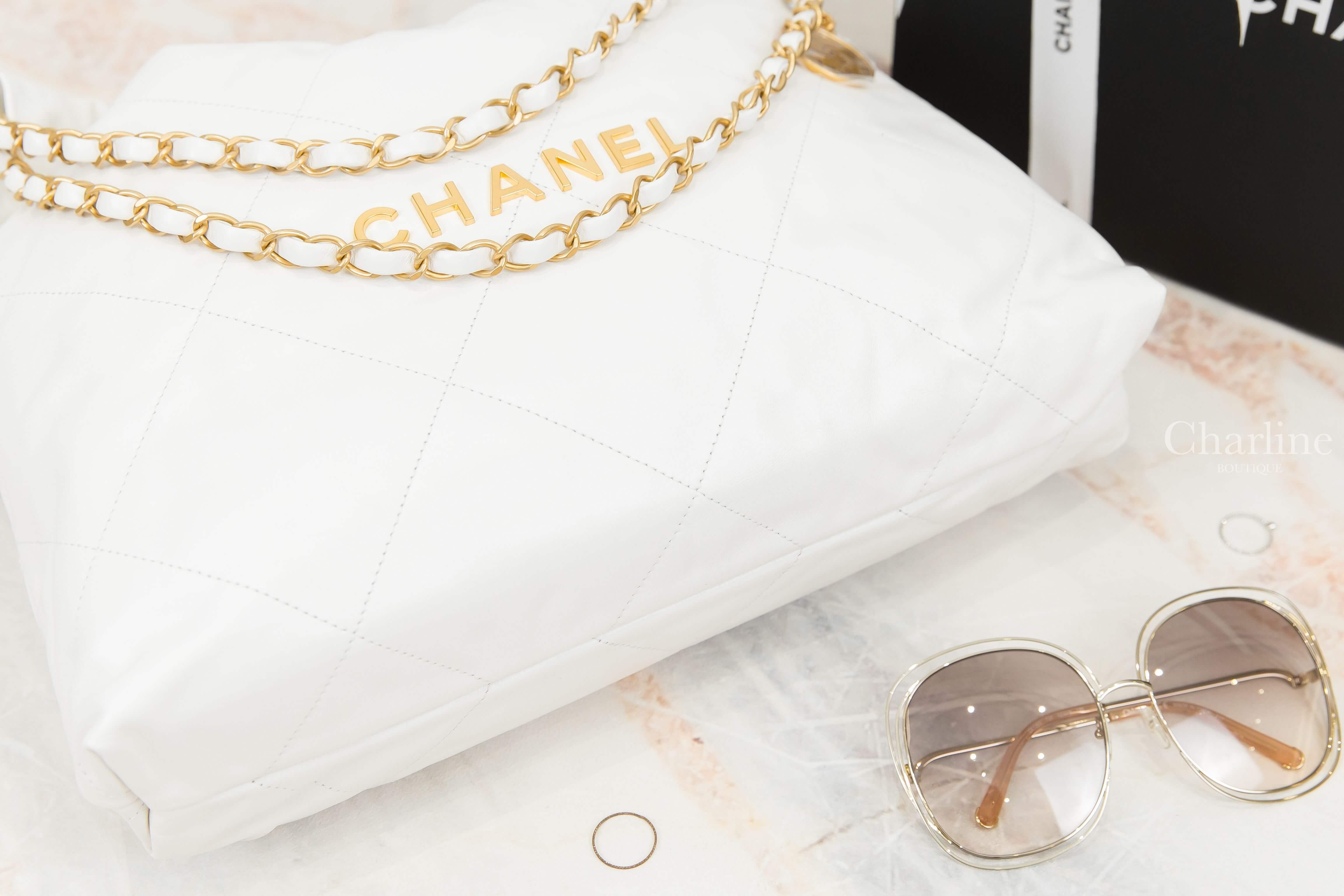 Chanel Chanel 22 Handbag 白色金字徽章鍊帶中型牛皮大菱格紋肩背包-Charline Boutique 精品代購