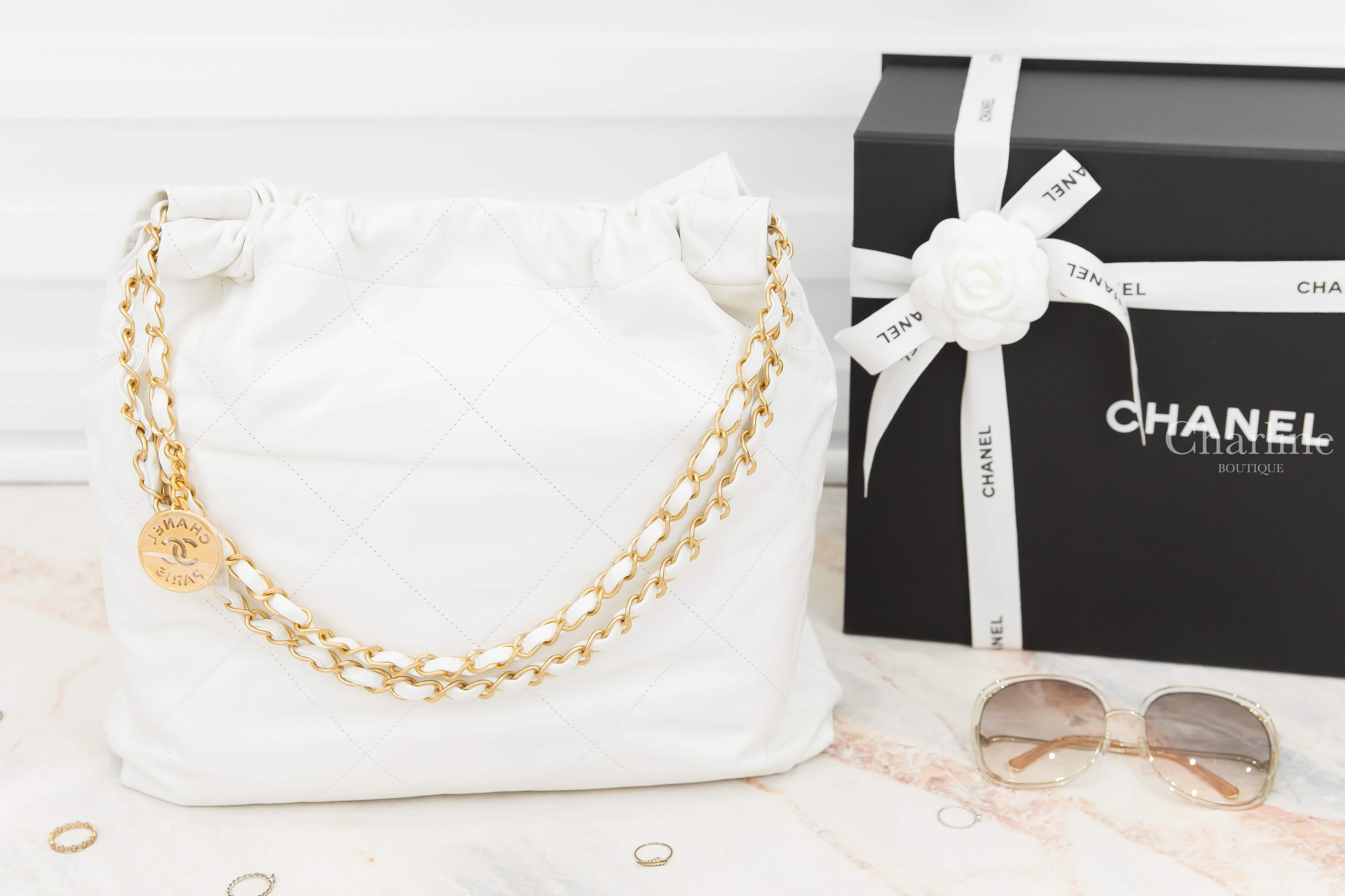 Chanel Chanel 22 Handbag 白色金字徽章鍊帶中型牛皮大菱格紋肩背包-Charline Boutique 精品代購