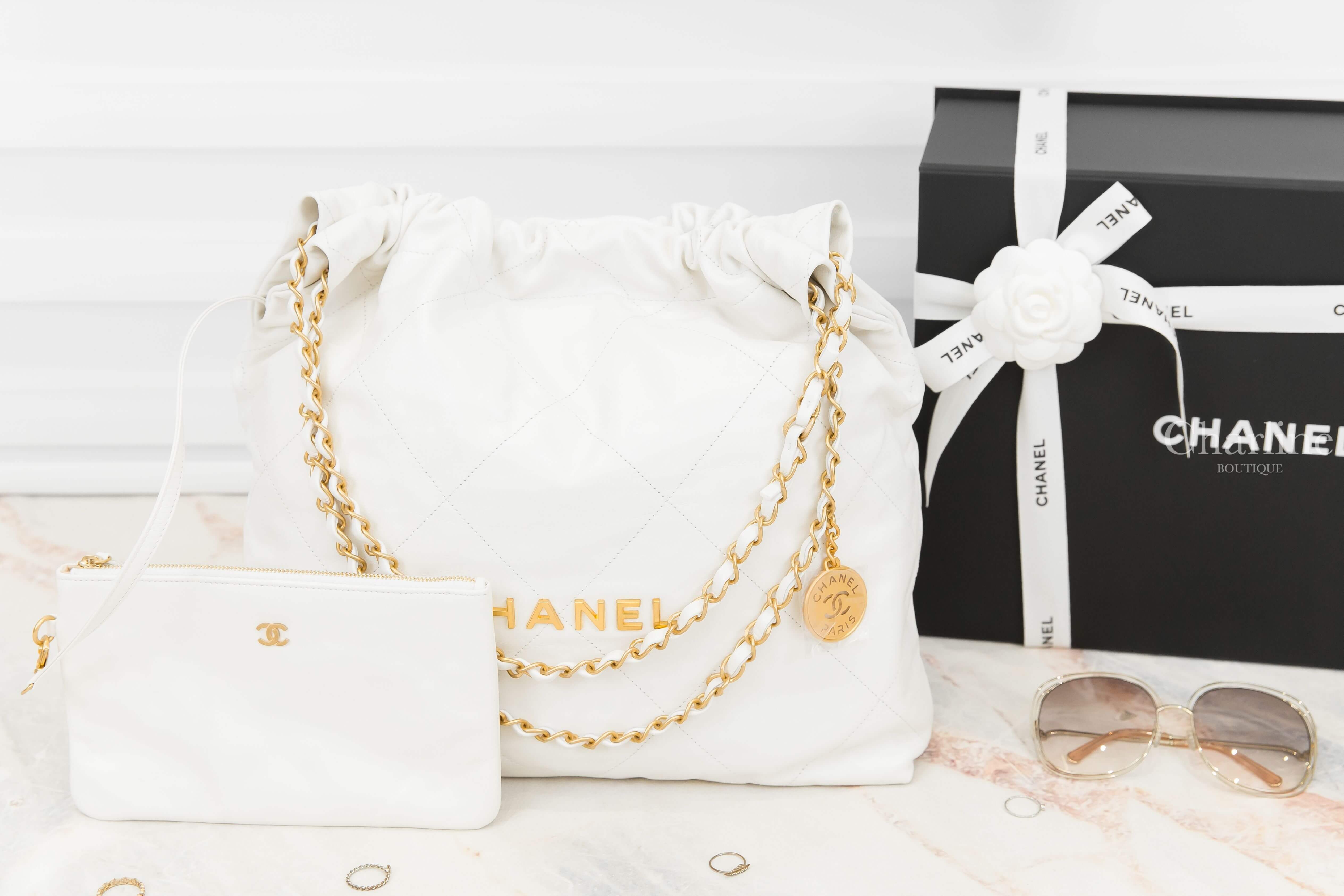 Chanel Chanel 22 Handbag 白色金字徽章鍊帶中型牛皮大菱格紋肩背包-Charline Boutique 精品代購