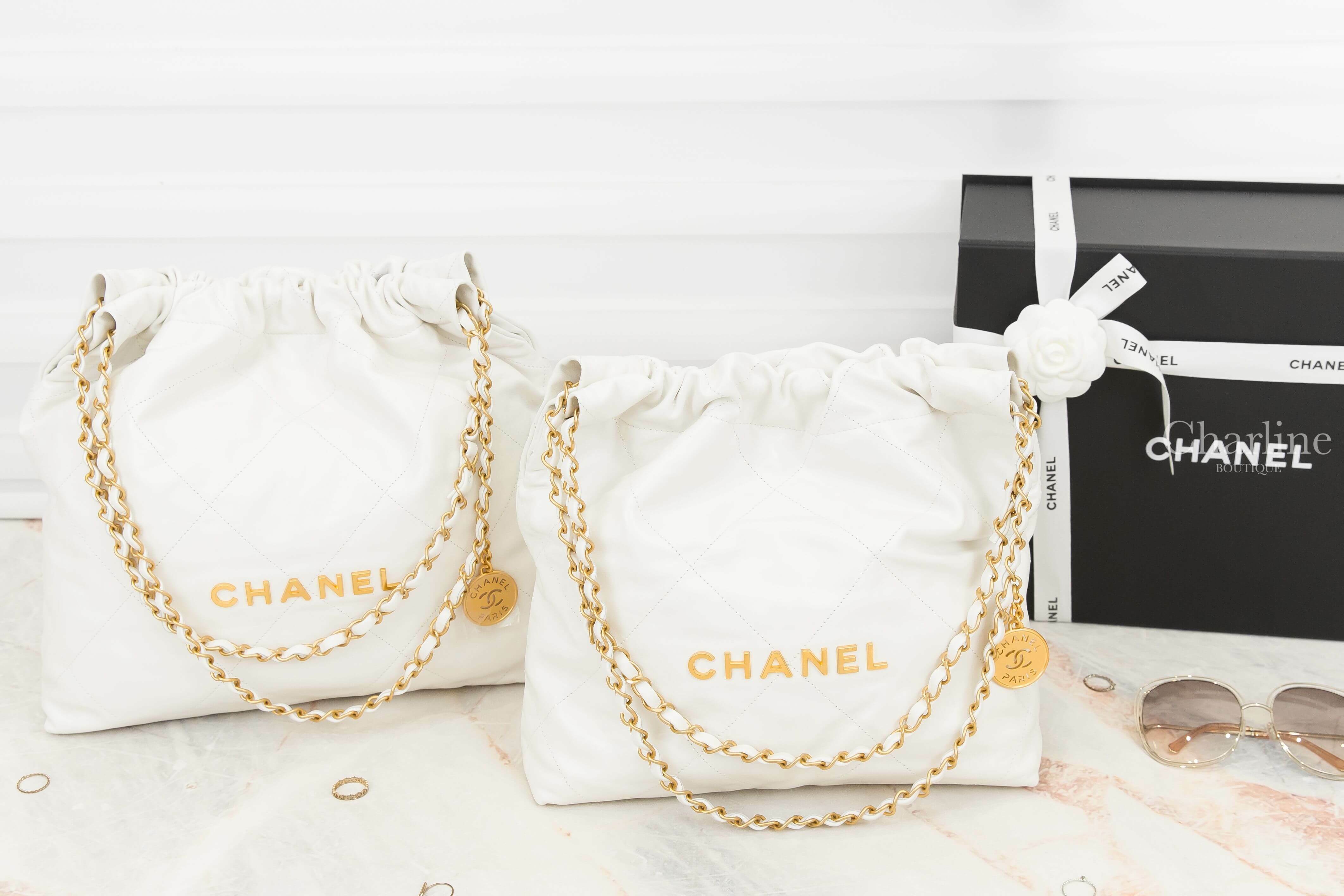 Chanel Chanel 22 Small Handbag 白色金字徽章鍊帶小型牛皮大菱格紋肩背包,Chanel Chanel 22 Handbag 白色金字徽章鍊帶中型牛皮大菱格紋肩背包-Charline Boutique 精品代購