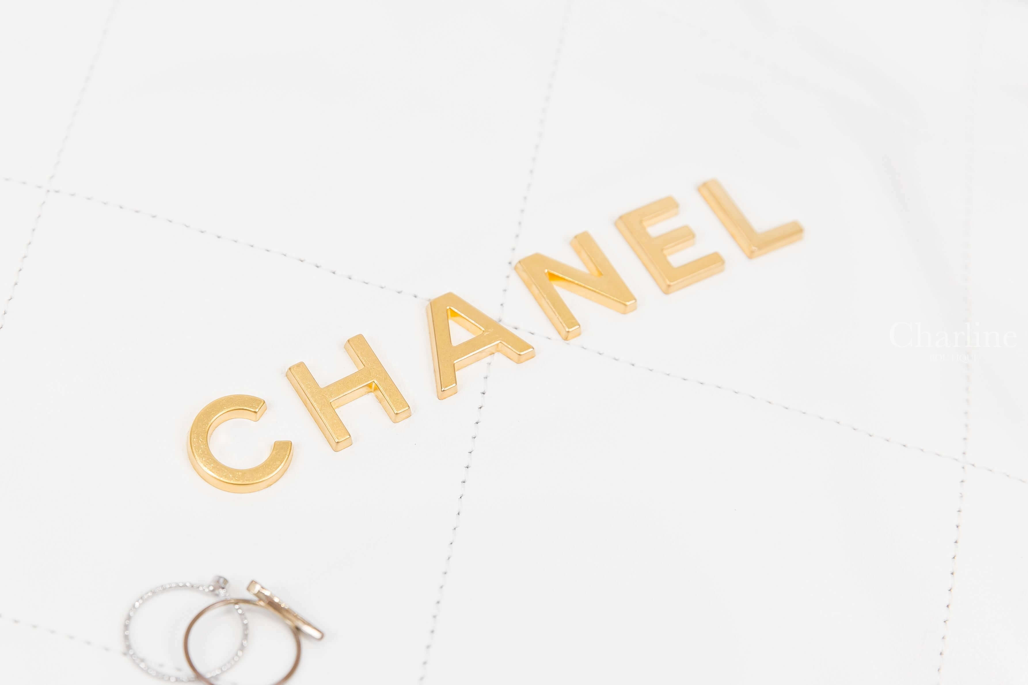 Chanel Chanel 22 Handbag 白色金字徽章鍊帶中型小牛皮大菱格紋肩背包