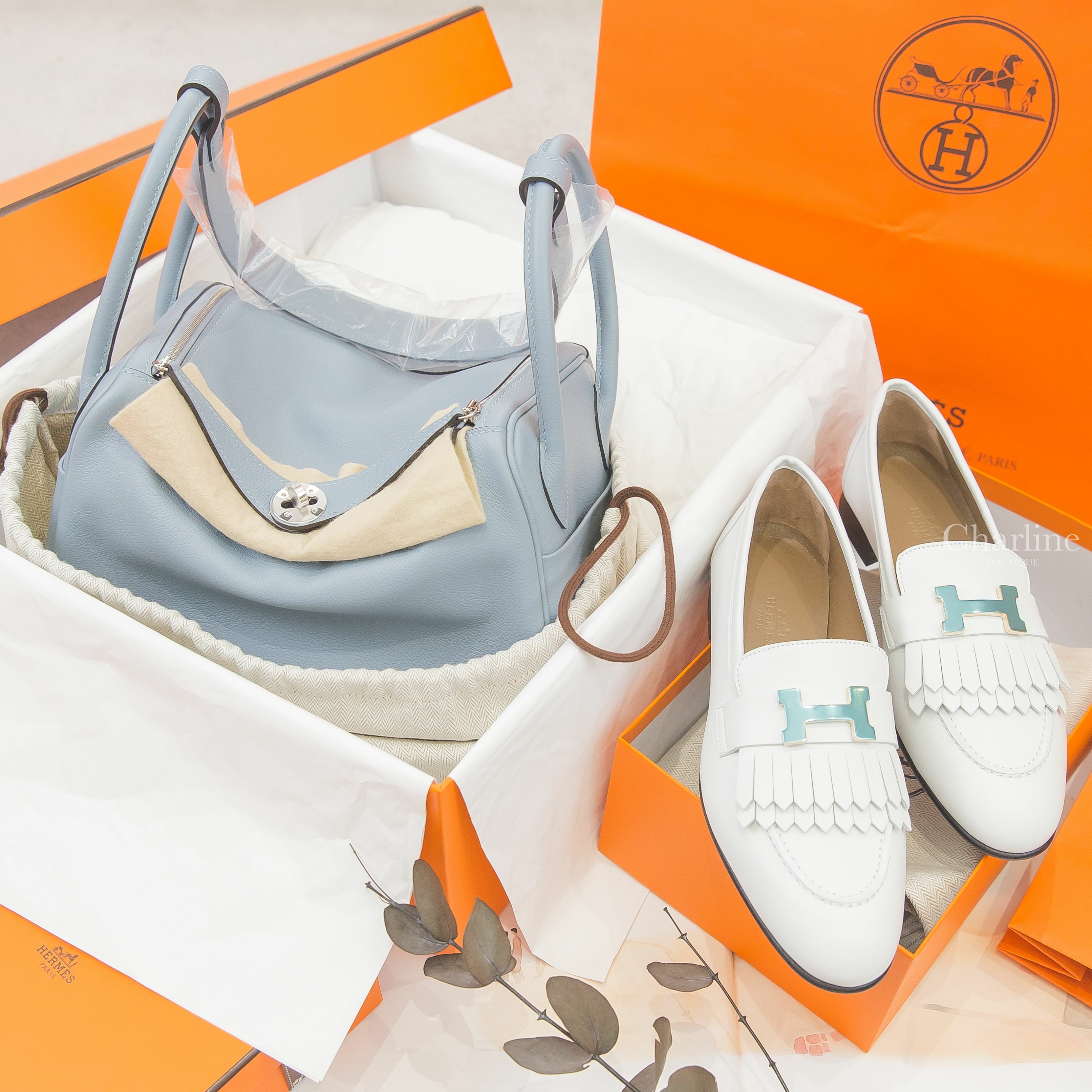 Hermès Lindy 26cm J7 Bleu Lin Evercolor U刻亞麻藍銀釦,Hermès Royal Loafer 白色金釦H流蘇牛皮樂福鞋-Charline Boutique 精品代購