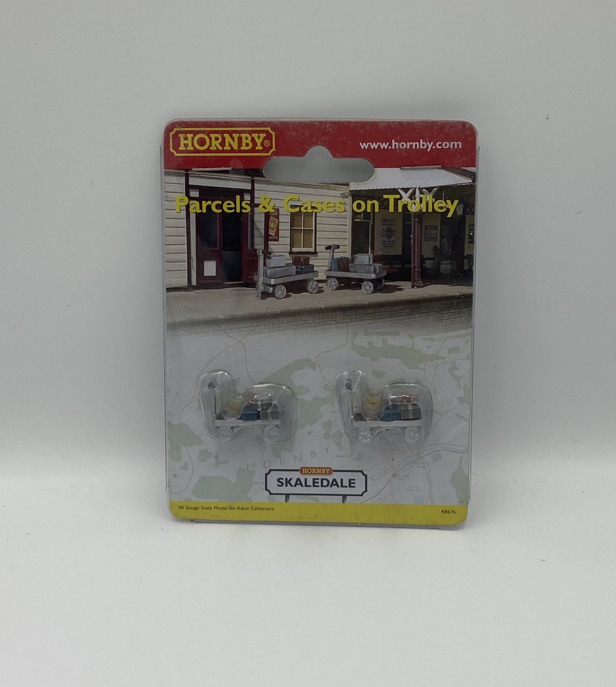 Hornby R8676 HO scale Parcels Cases on Trolley