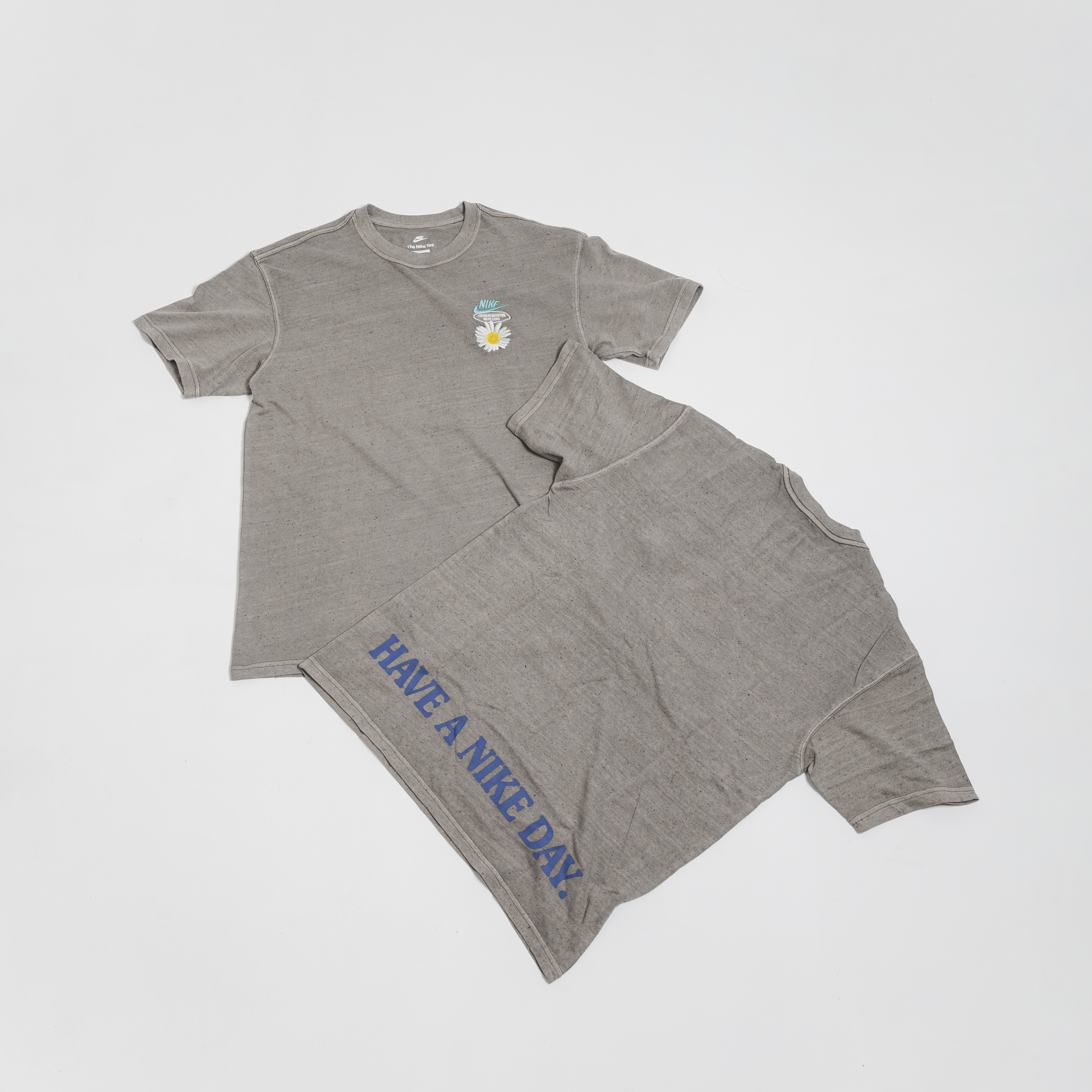 -(E13d05)-NIKE AS M NSW MAX 90 DAY TEE 刺繡小雛菊 HAVE A NIKE DAY標語-DM6334-奶油色113 / 石墨灰289