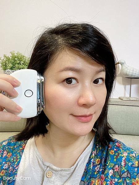 來自白色巨塔的Angel Hsin推薦緊緻美顏V臉溫感震動按摩儀