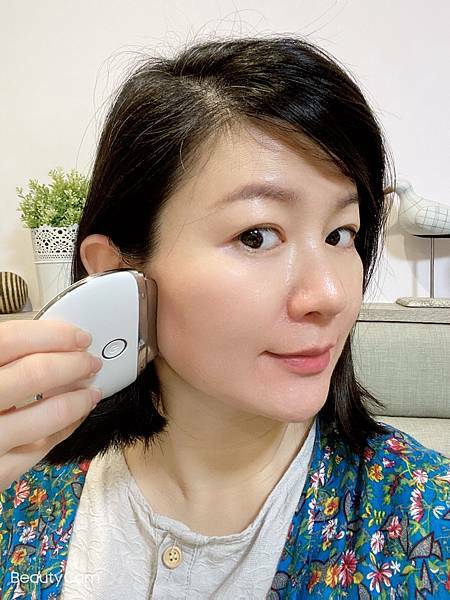 來自白色巨塔的Angel Hsin推薦緊緻美顏V臉溫感震動按摩儀