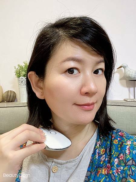 來自白色巨塔的Angel Hsin推薦緊緻美顏V臉溫感震動按摩儀