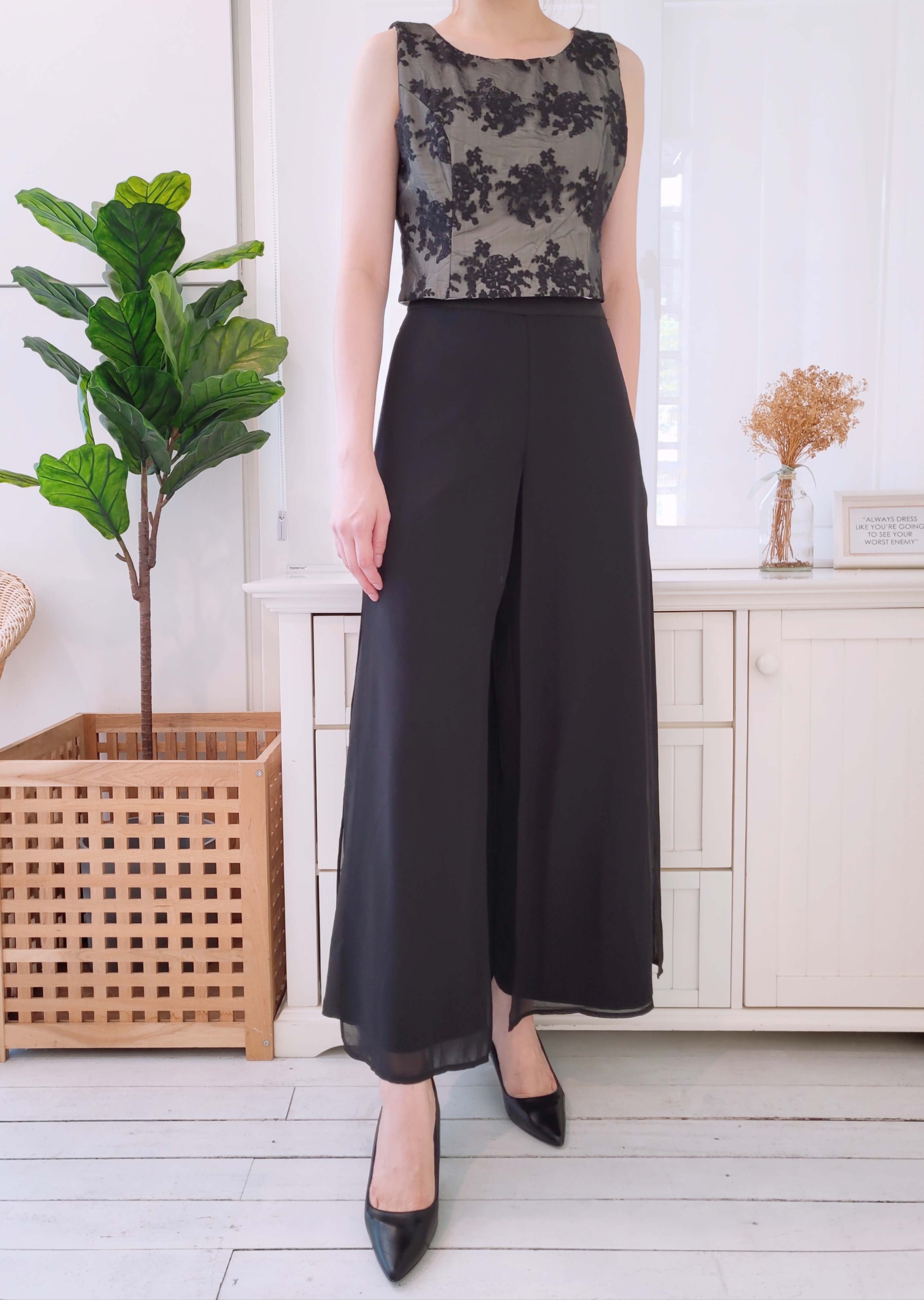 EMBROIDERY DETAILED CROP BLOUSE